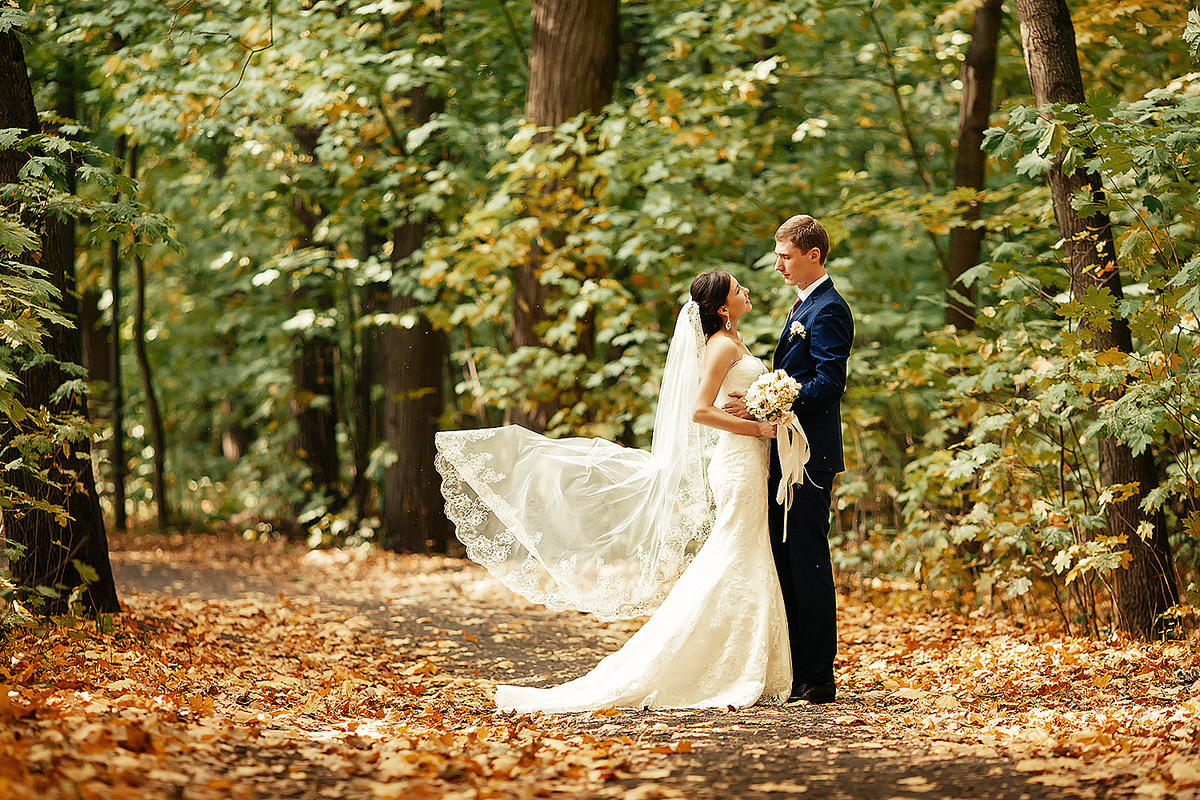 Свадебные фото на фоне осенних листьев