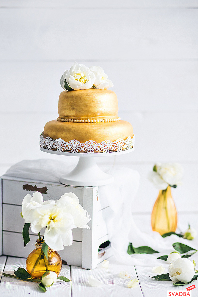  :     . .Elegant Wedding Cake with Metallic Effect.