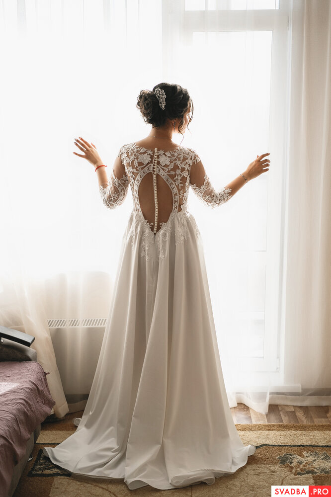 Кружевное свадебное платье.
