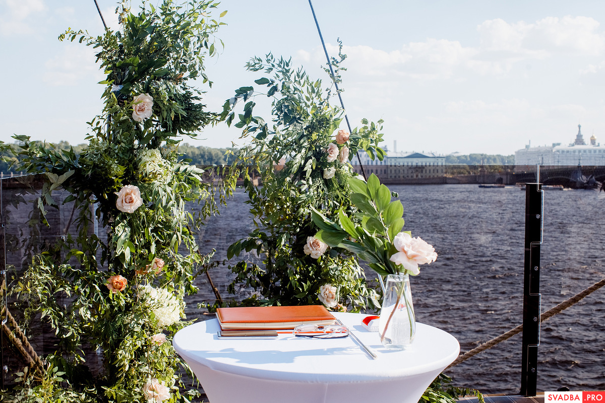 Свадебная церемония на фрегате "Благодать" на Неве.  г. Санкт-Петербург