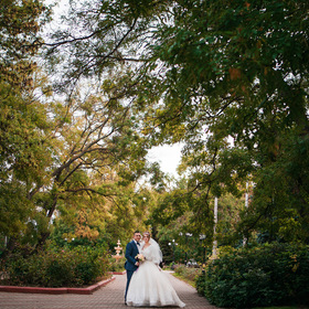Свадебное фото на прогулке