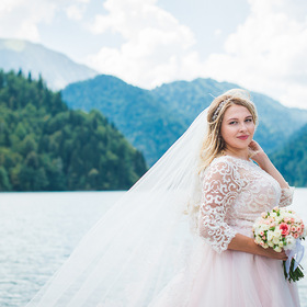 Чудесная невеста Ирина на берегу озера Рица