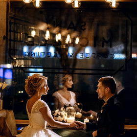 Свадебные фотографии в ресторане.