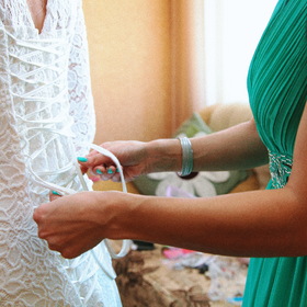 Подготовка к свадьбе: одевание невесты