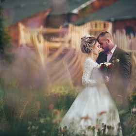 Свадебная фотография жениха и невесты.