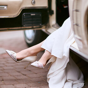 Свадебные туфли и платье невесты