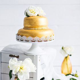  :     . .Elegant Wedding Cake with Metallic Effect.