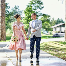 Фотографии на прогулке в день свадьбы