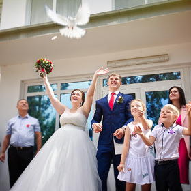 Свадебная фотография от свадебного фотографа перед ЗАГСом