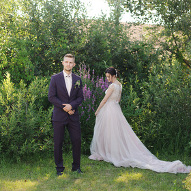 Фотографии на прогулке в день свадьбы