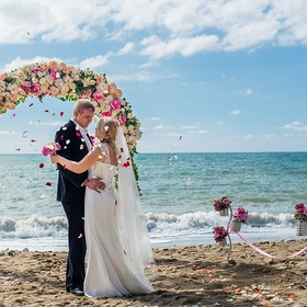 Свадебная церемония на пляже в Абхазии