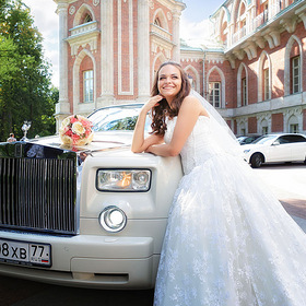Невеста возле автомобиля