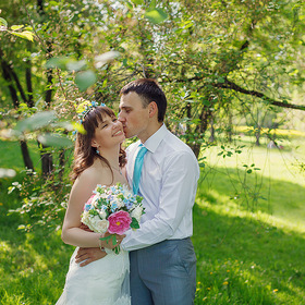 Жених и невеста в весеннем саду