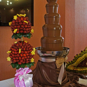 Шоколадный фонтан и фруктовое дерево
