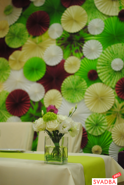 Бумажные цветы в свадебном декоре